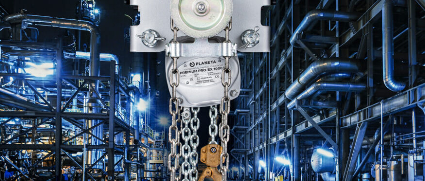 Industrieanlage mit Planeta-Kettenzug im Fokus.