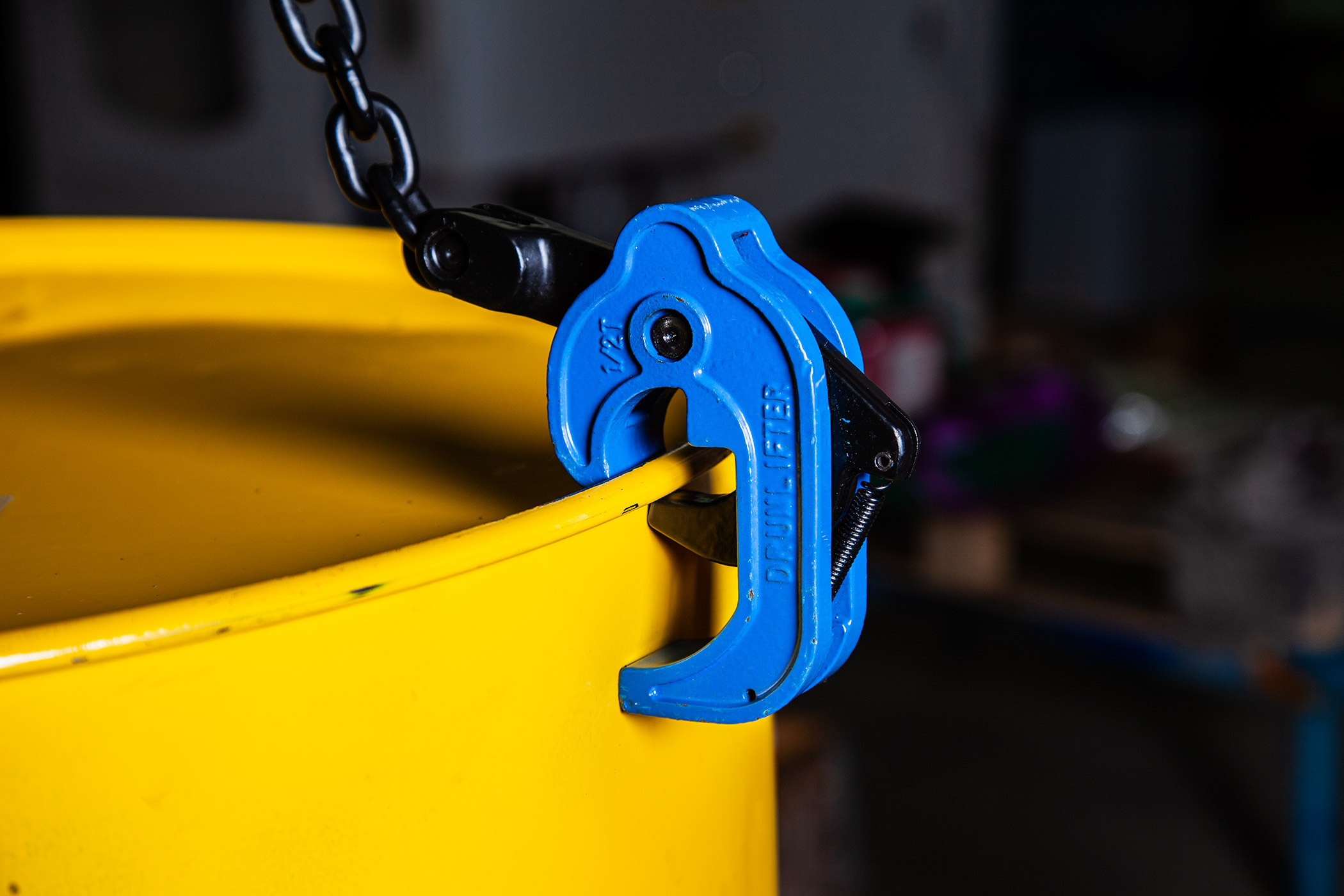 Anwendungsbild Fasshebeklemme DL Detailaufnahme 2