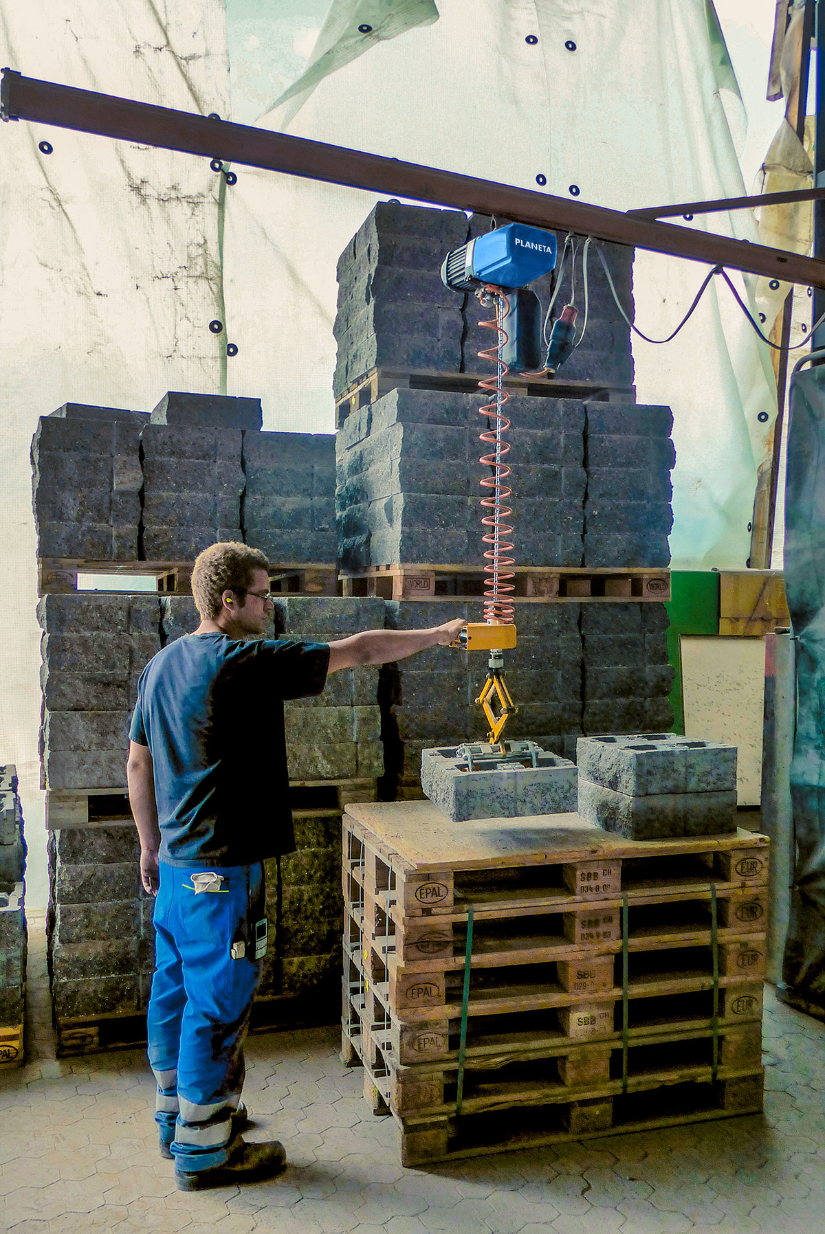 Anwendungsbild 2 Elektrokettenzug PEH-KH-Lift