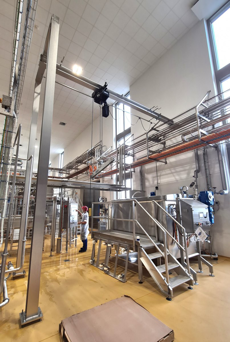 Anwendungsbild 1 Elektrofahrwerk PMFR und Elektrokettenzug PEH-R im Lebensmittelbereich