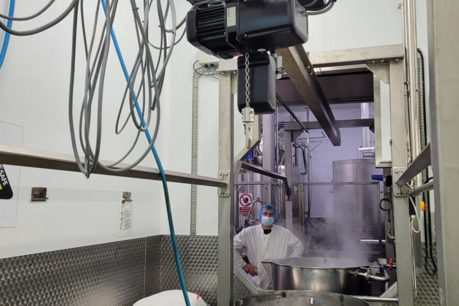 Anwendungsbild 2 Elektrofahrwerk PMFR und Elektrokettenzug PEH-R im Lebensmittelbereich