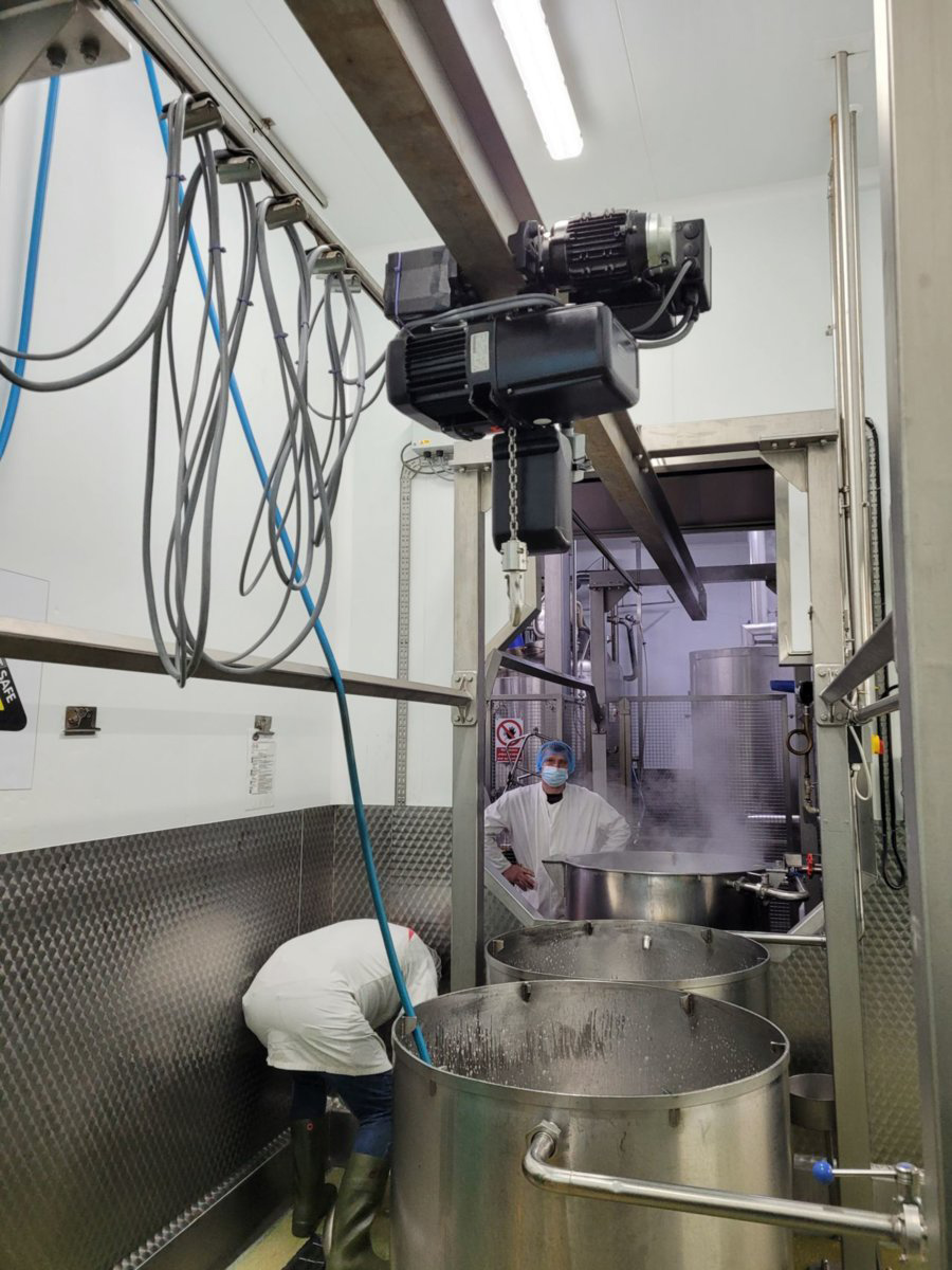 Anwendungsbild 2 Elektrofahrwerk PMFR und Elektrokettenzug PEH-R im Lebensmittelbereich