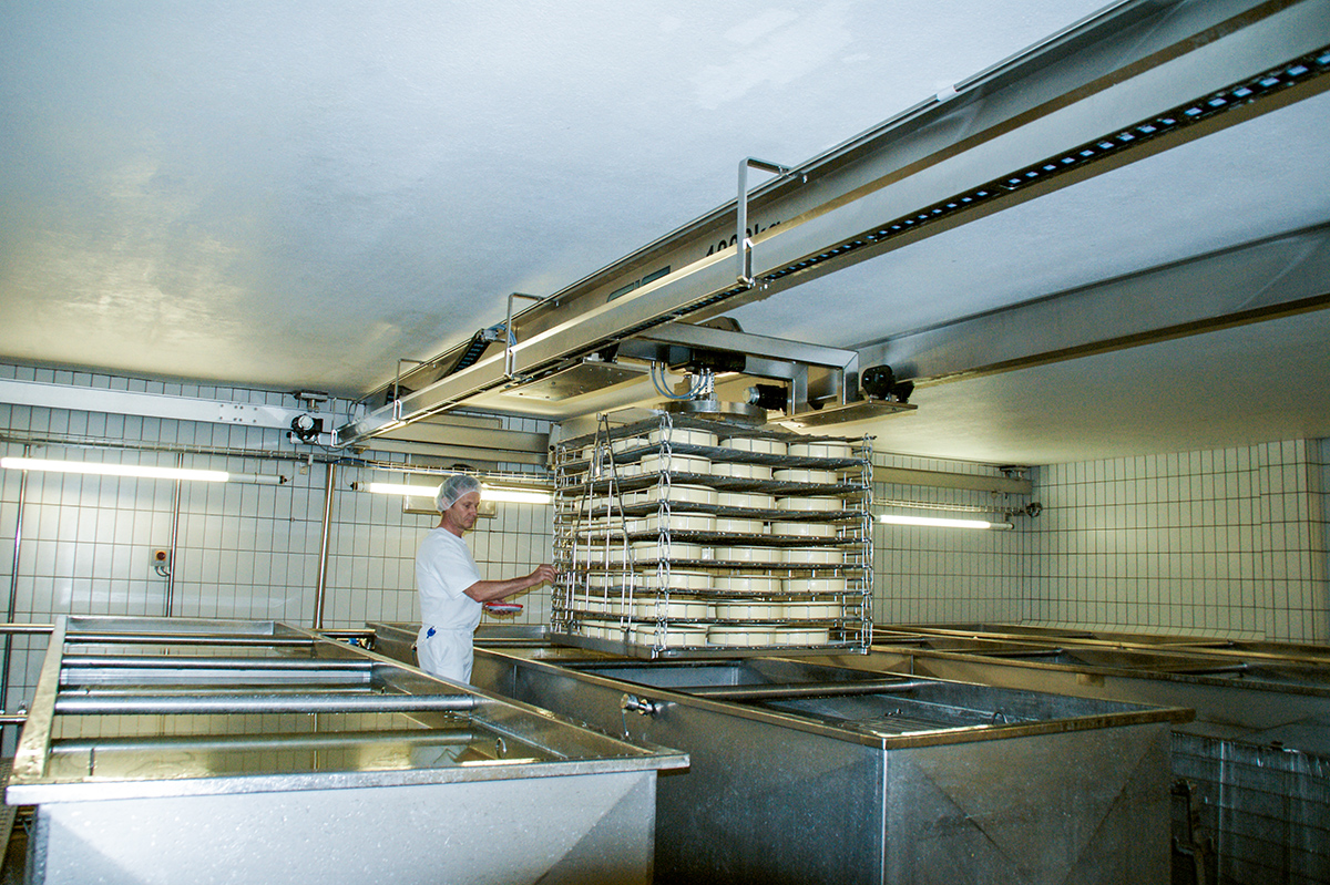 Anwendungsbild 3 Elektrofahrwerk PMFR und Elektrokettenzug PEH-R im Lebensmittelbereich