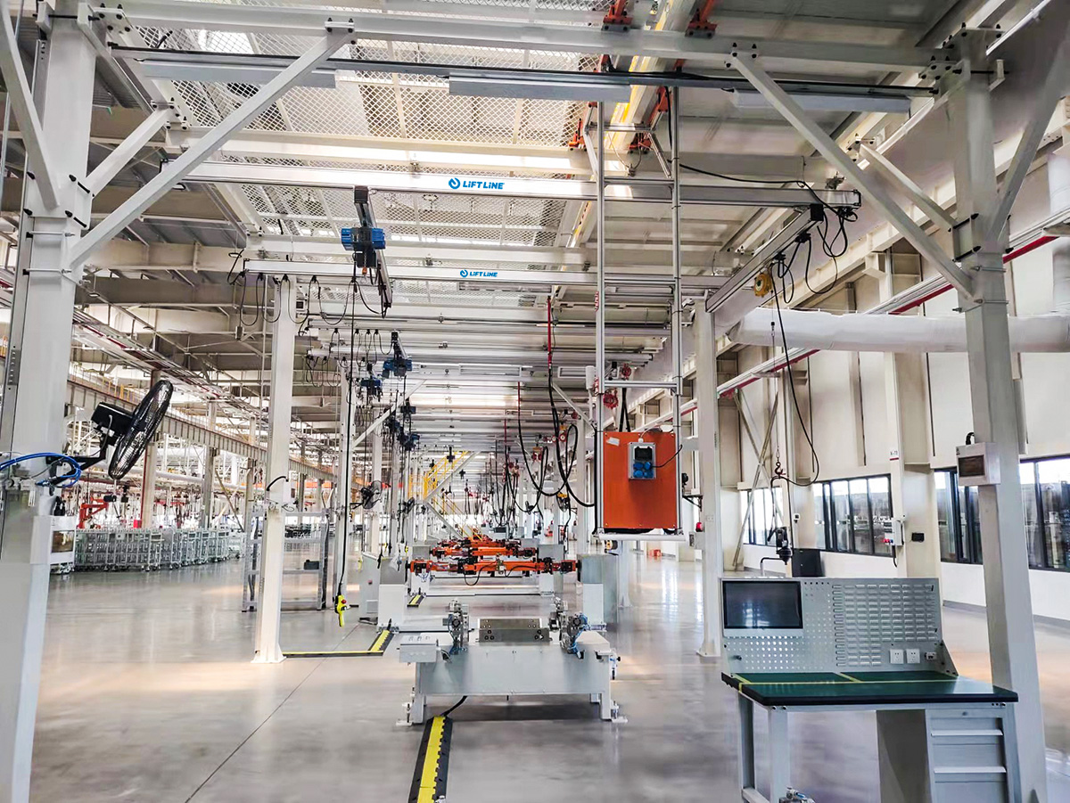 Anwendungsbild 10 Elektrokettenzug PITCH PF mit Alu-Leichtkransystem LiFT LiNE