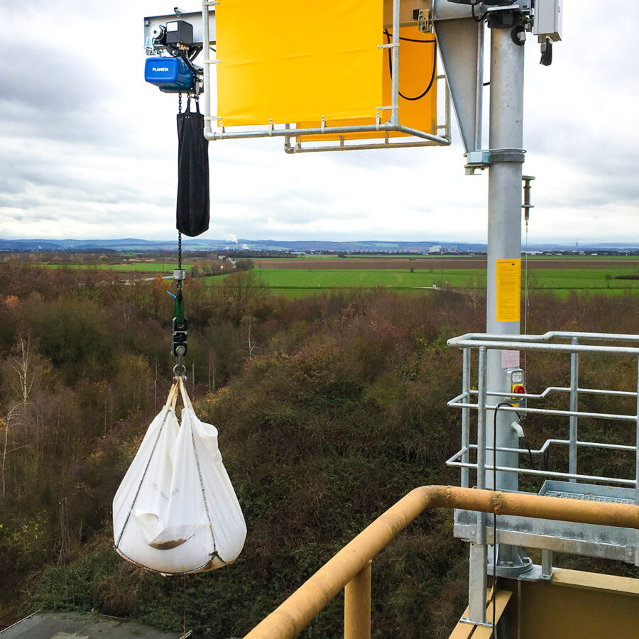 Anwendungsbild 10 Elektrokettenzug PEH mit Säulenschwenkkran