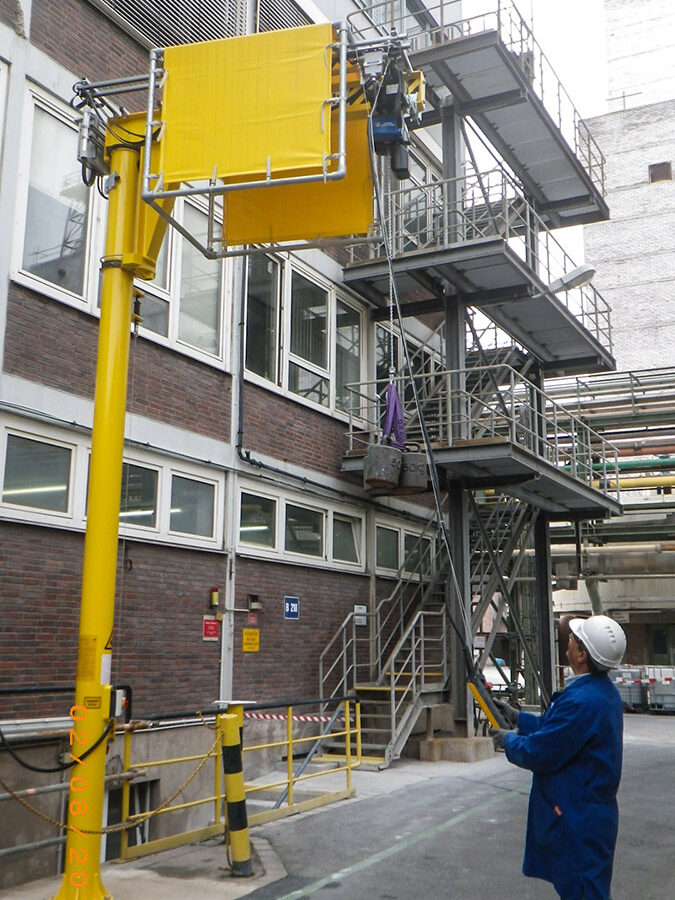 Anwendungsbild 11 Elektrokettenzug PEH mit Säulenschwenkkran