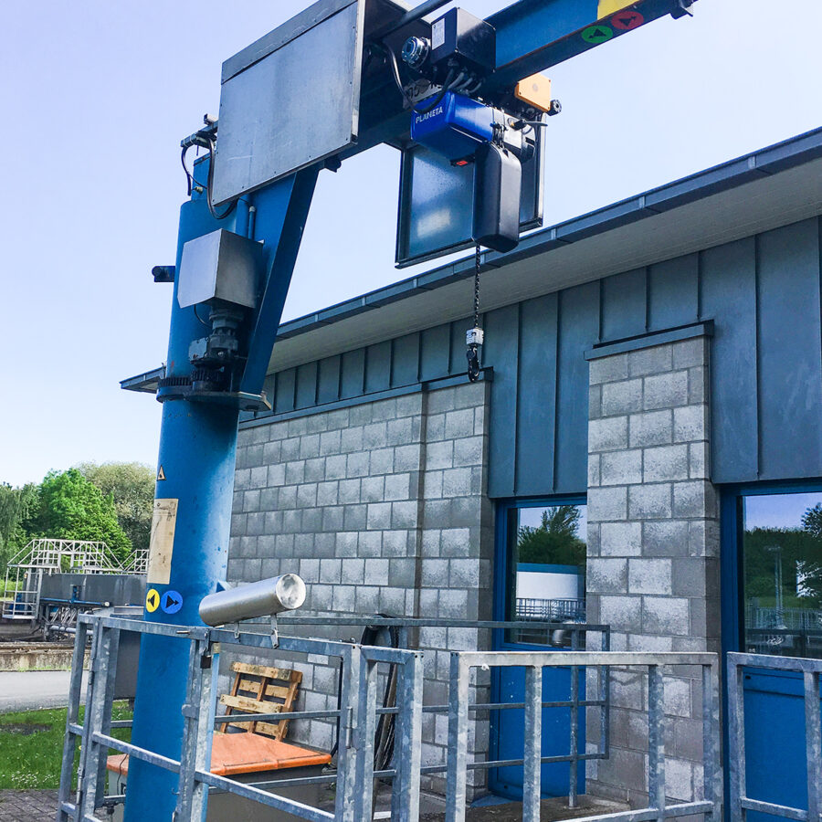 Anwendungsbild 6 Elektrokettenzug PEH mit Säulenschwenkkran