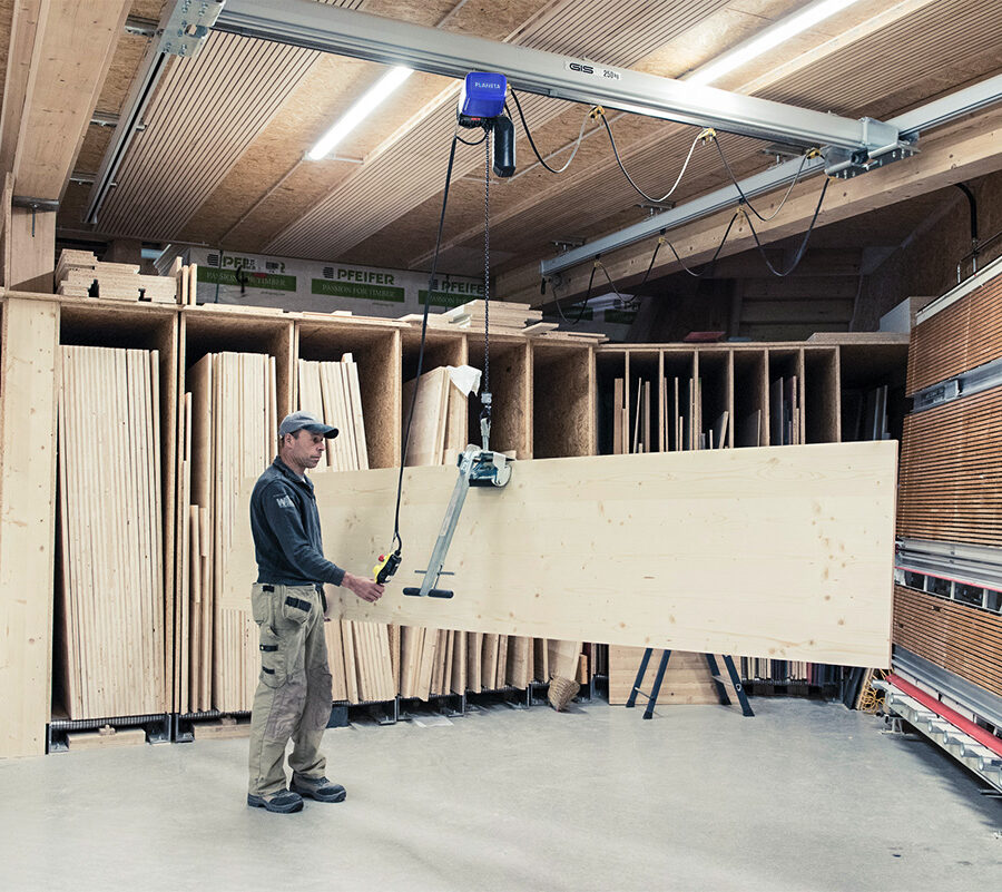 Anwendungsbild 9 Elektrokettenzug PEH Schreinerei