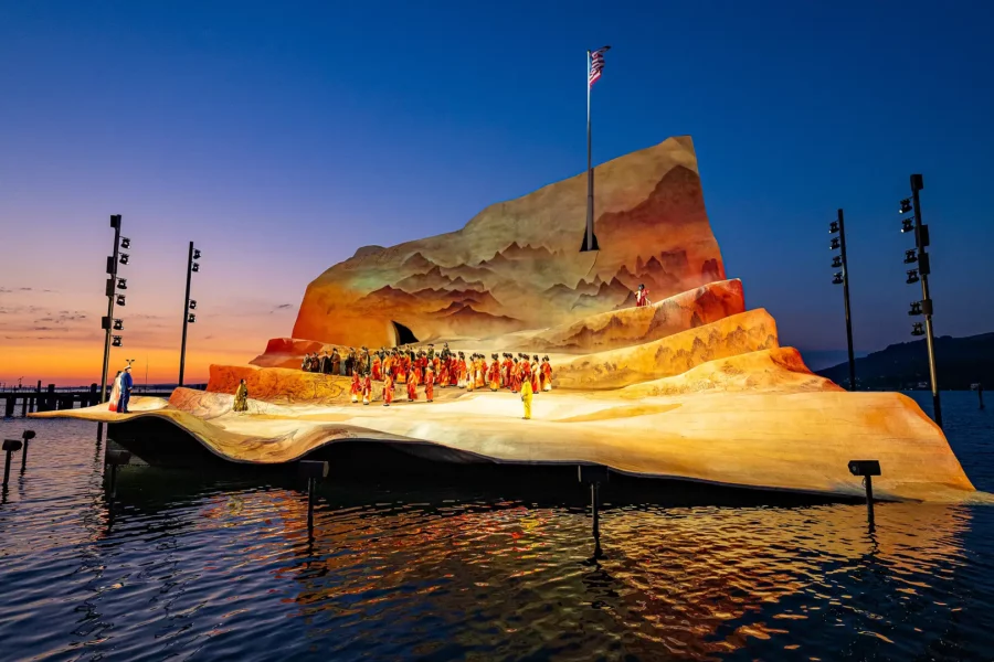 Präzise Technik für gute Unterhaltung – PLANETA-Hebetechnik bei den Bregenzer Festspielen und im Sands Resort Macao