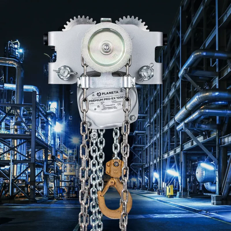 Kettenzug von PLANETA vor nächtlicher Industrieanlage