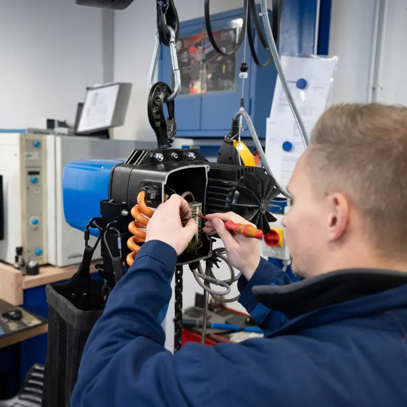 PLANETA-Mitarbeiter bei Wartungsarbeiten an einem Hebezeug