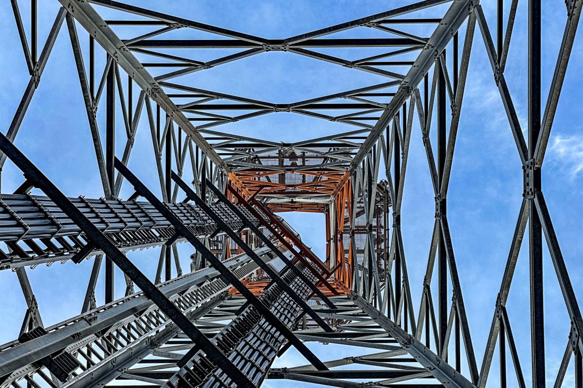 Elektroseilwinden für den Turm- und Mastbau: Sichere Hubwinden für Installation und Wartung von Masten