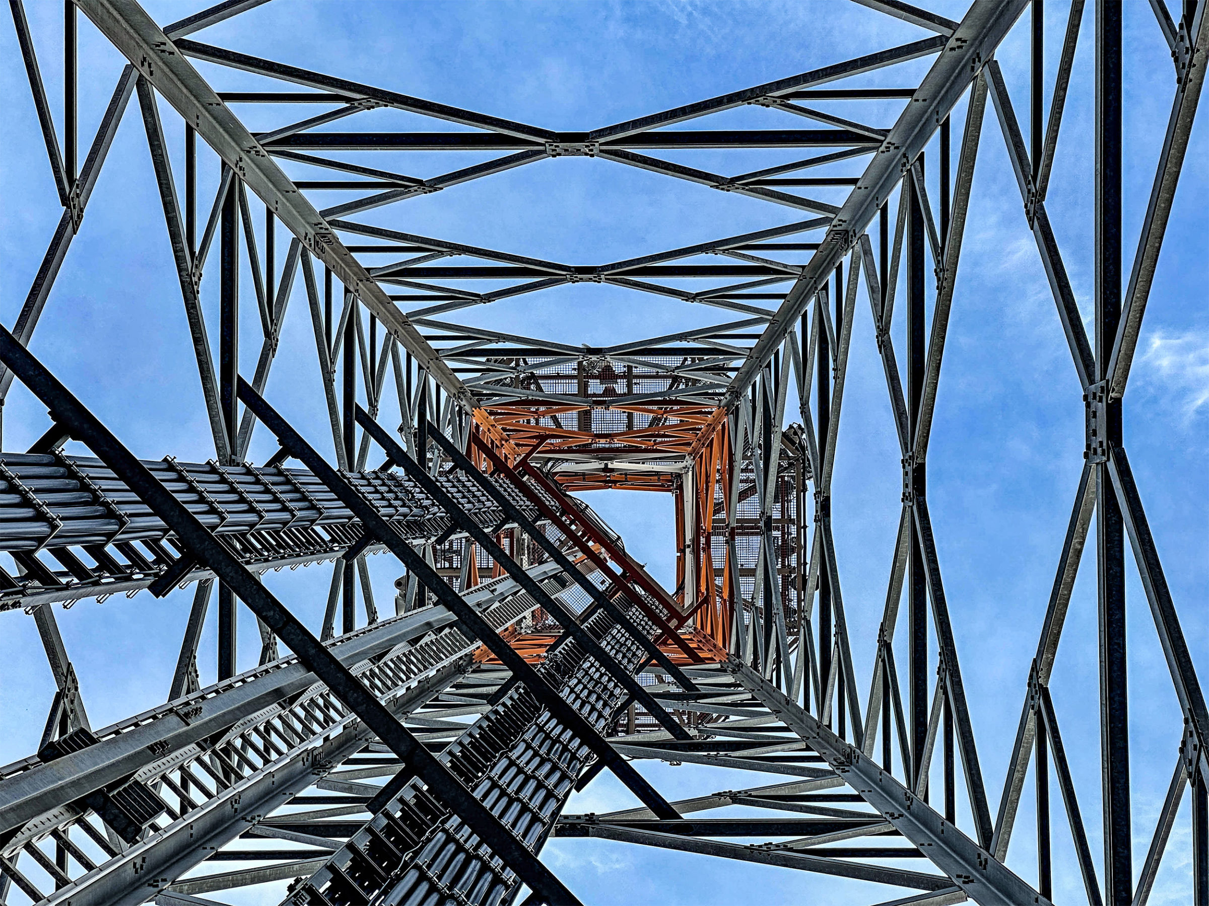Elektroseilwinden für den Turm- und Mastbau: Sichere Hubwinden für Installation und Wartung von Masten