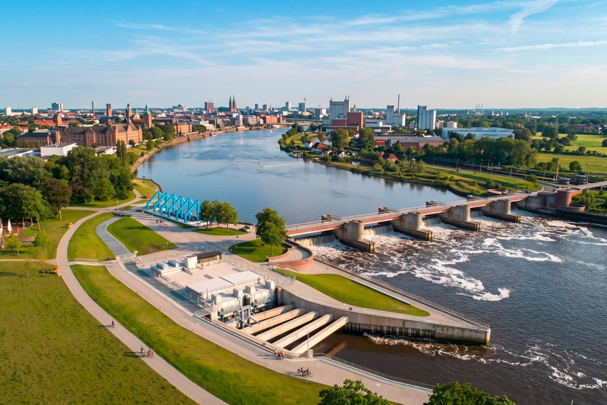Elektroseilwinde für sicherheitskritische Industrieanwendungen. Referenzprojekt Wasserkraftwerk Weser in Bremen.